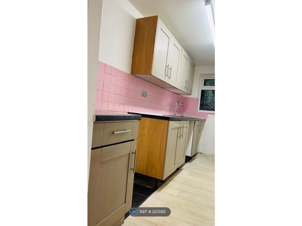 Property photo 3 of 12 Fitted Kitchen