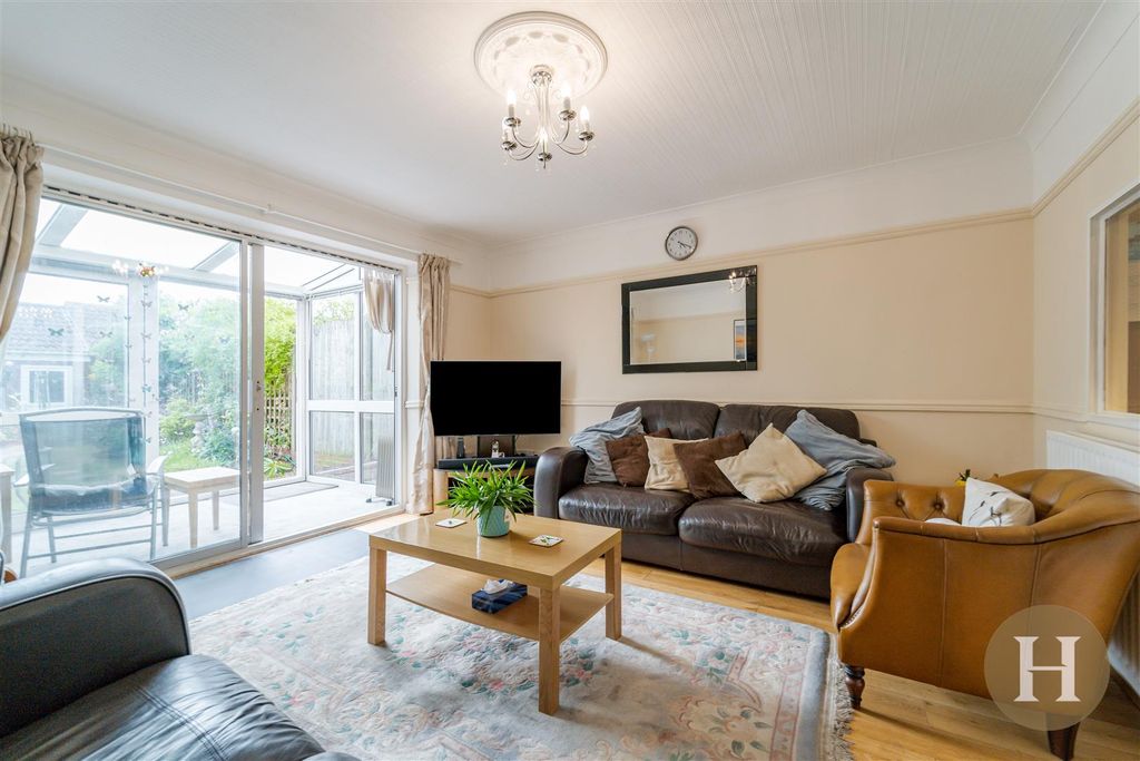 Property photo 2 of 22 Hadleigh Estate Agents-5.Jpg