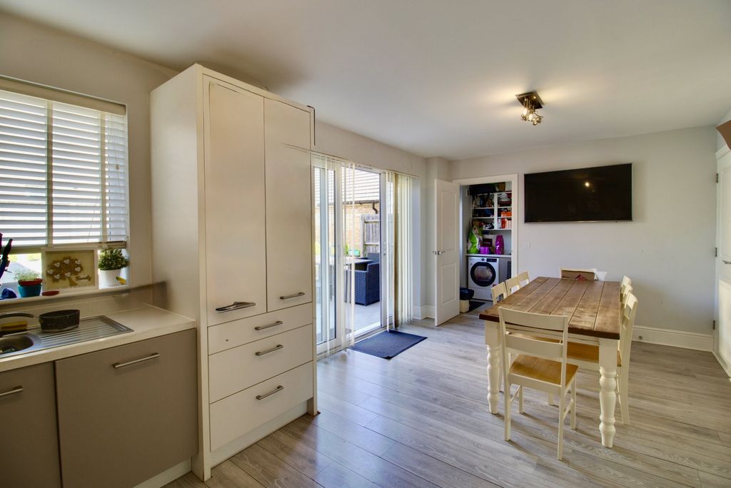 Property photo 3 of 27