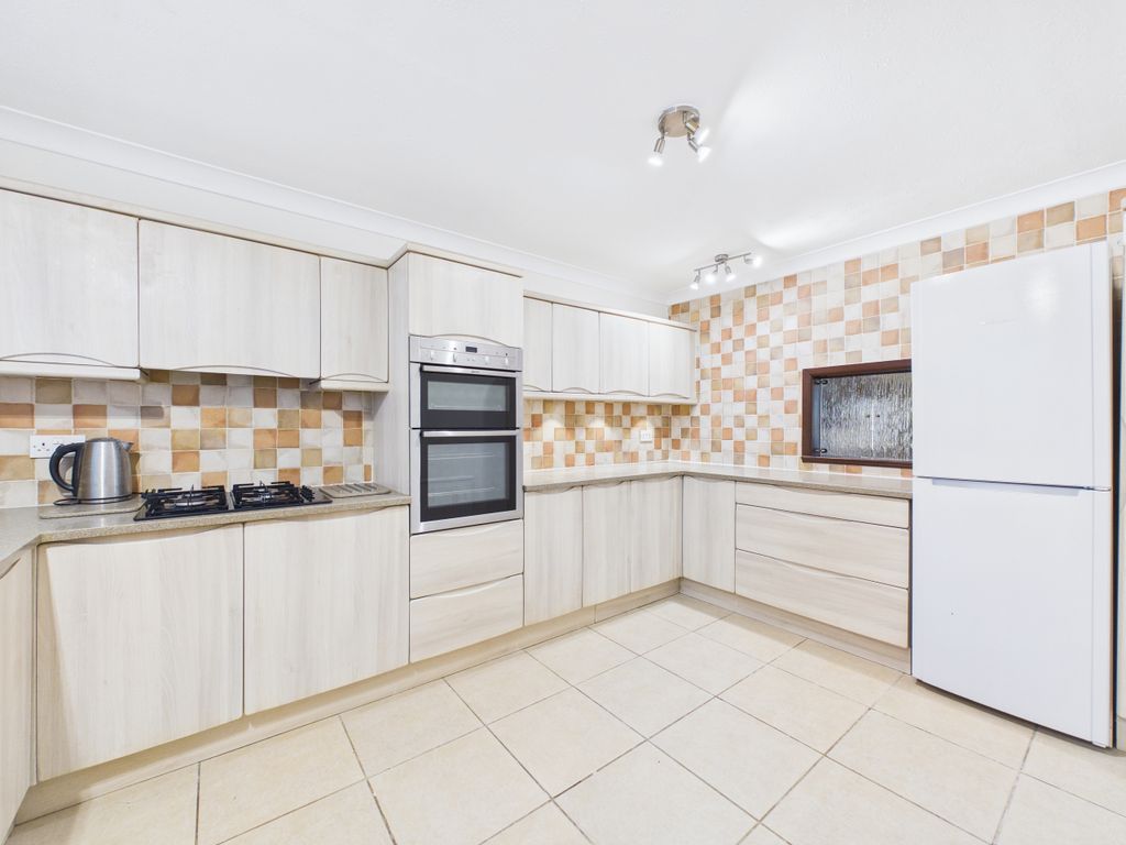 Property photo 3 of 12 Cam01984G0-Pr0563-Still011