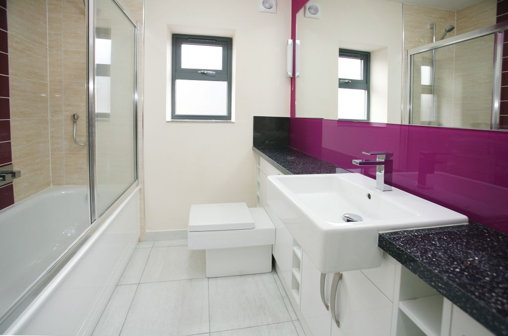 Property photo 3 of 7 Bathroom