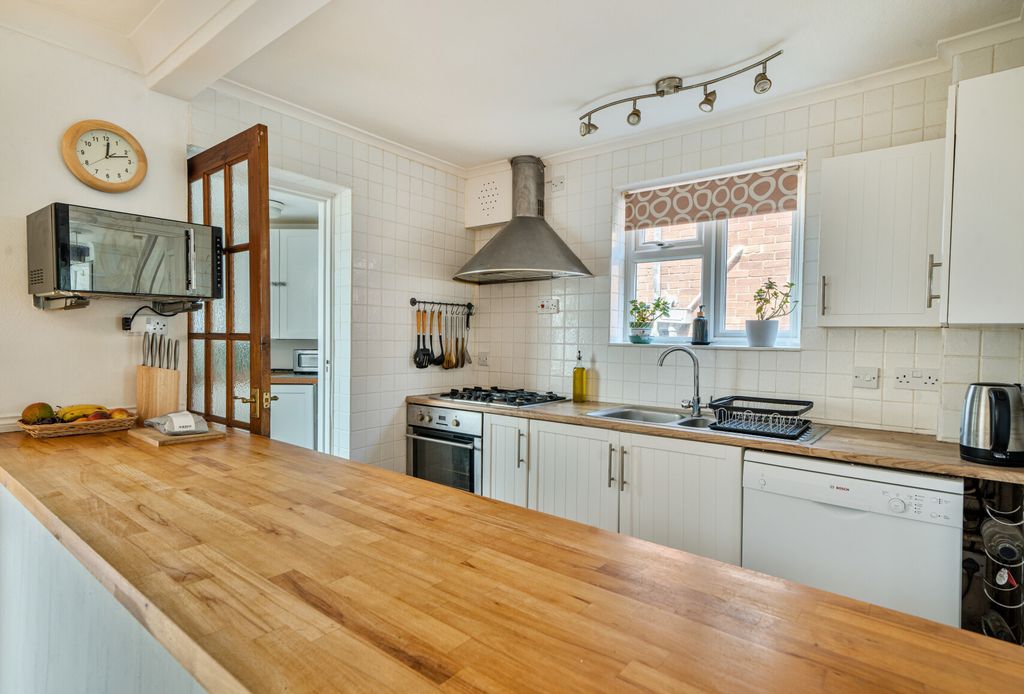 Property photo 3 of 14 1329676-9-688377d...