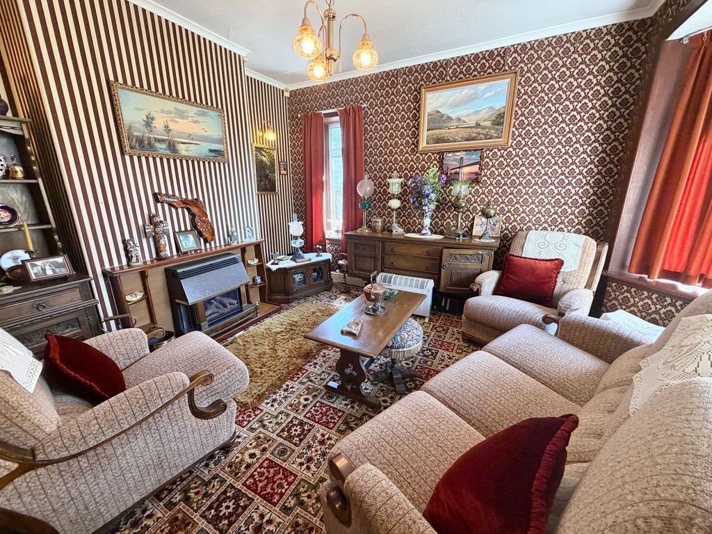 Property photo 2 of 16 Lounge