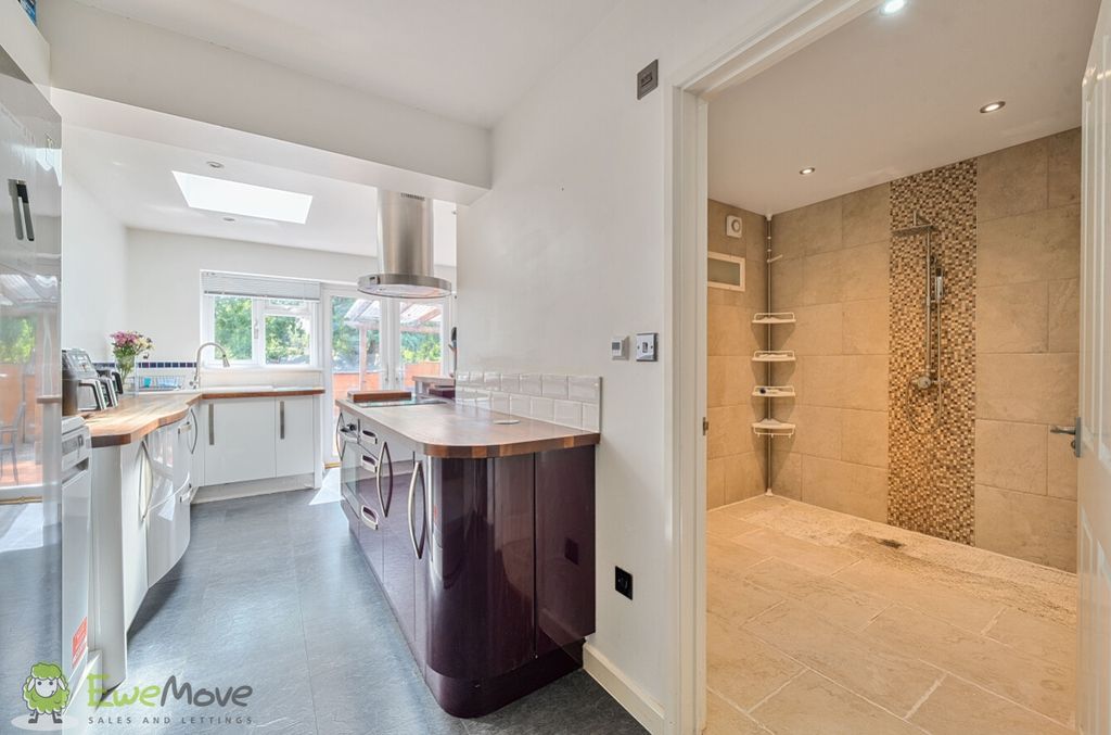 Property photo 3 of 19 Kitchen