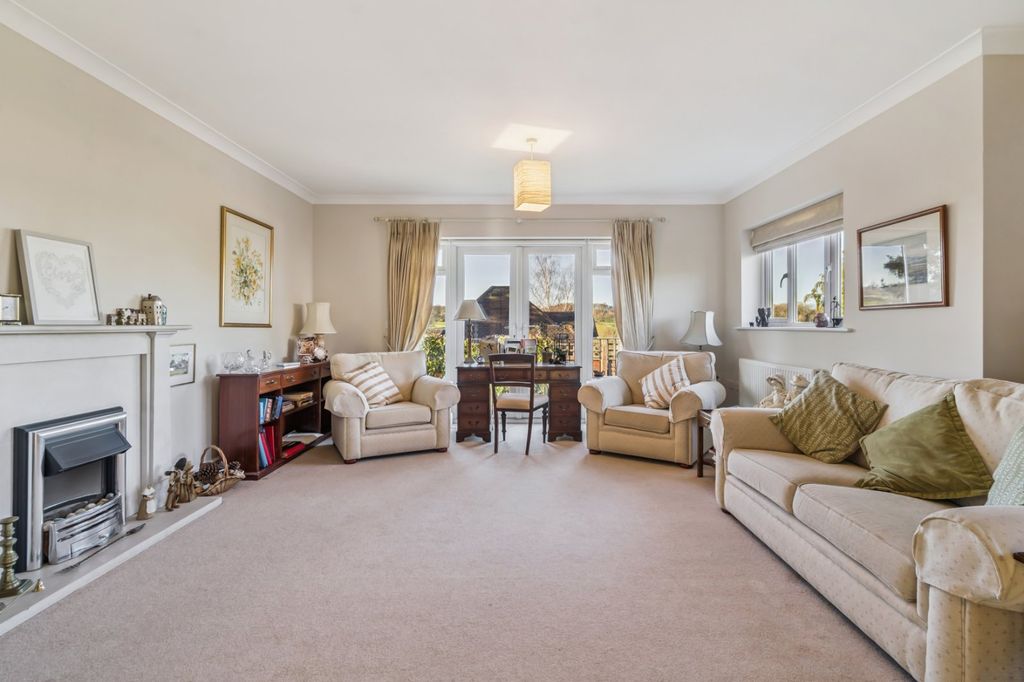 Property photo 3 of 31 Living Room