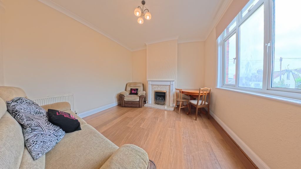 Property photo 3 of 10 Lounge