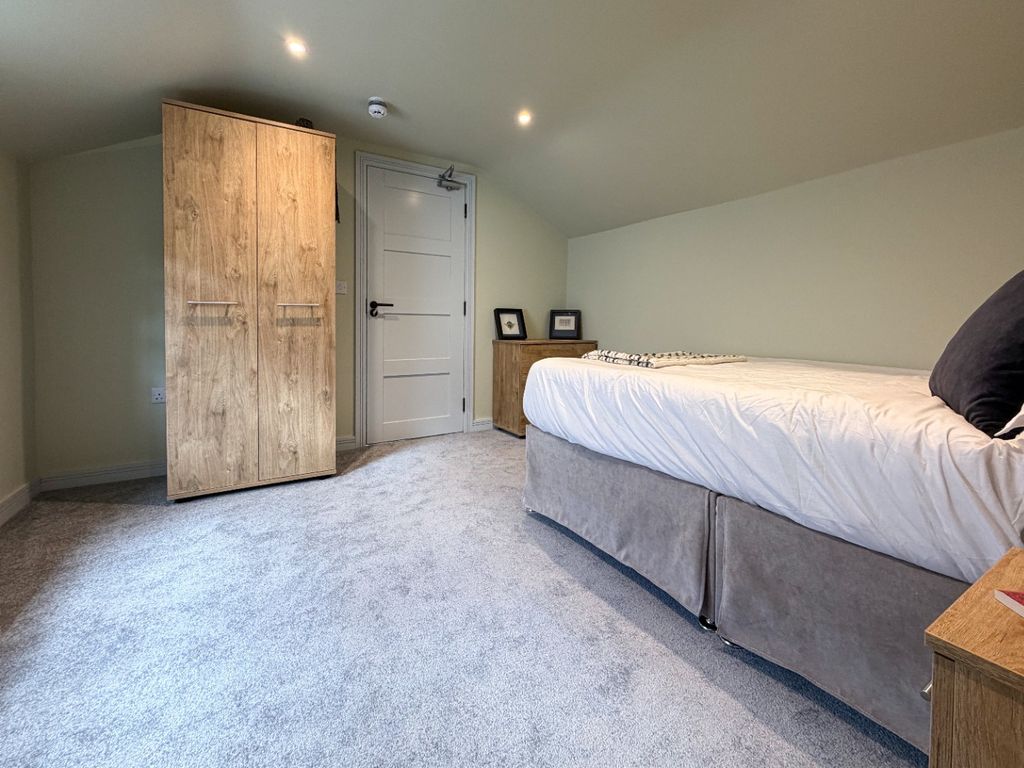 Property photo 3 of 9 5251643