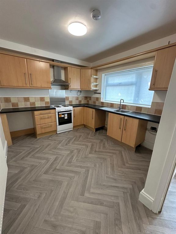 Property photo 3 of 7 Kitchen