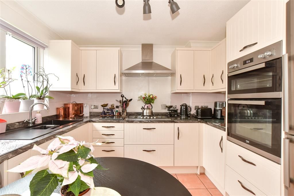 Property photo 1 of 11 Kitchen