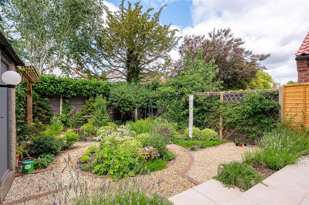 Property photo 2 of 20 Garden