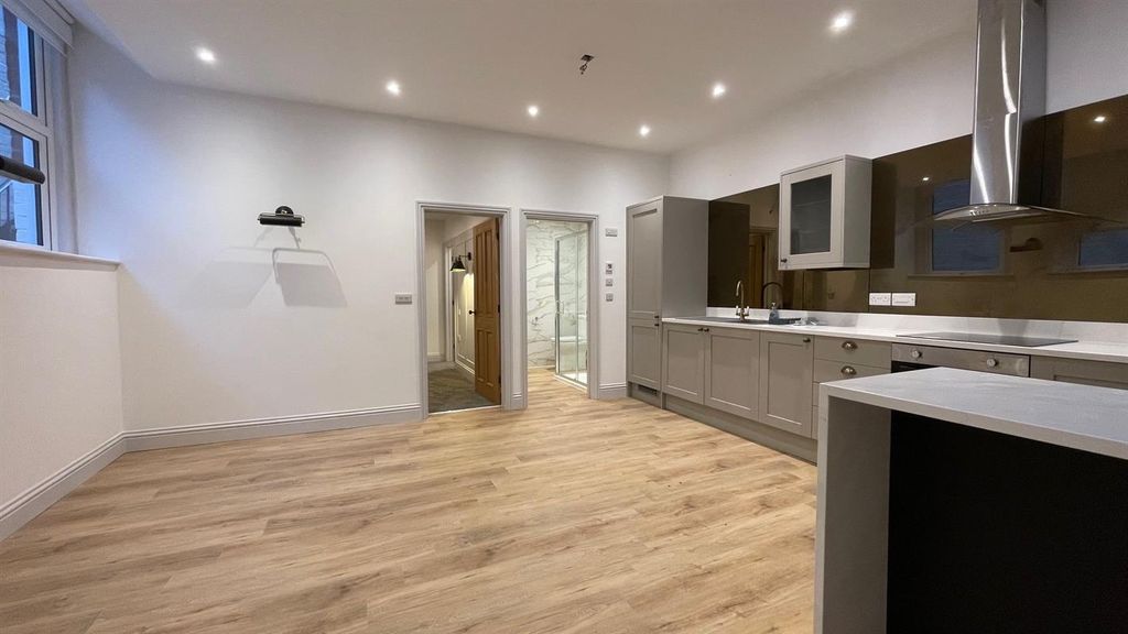 Property photo 3 of 8 Photo 7