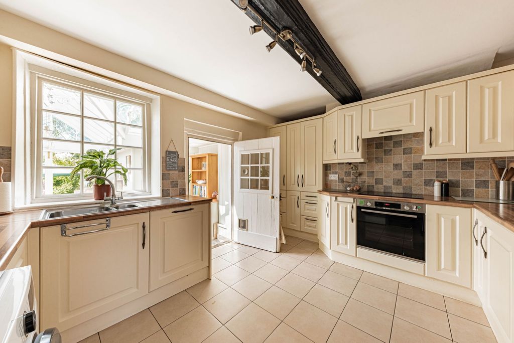 Property photo 2 of 19 Kitchen (1)