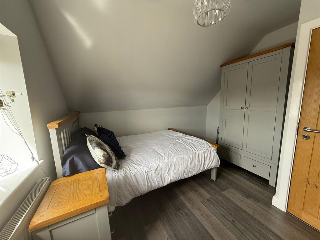 Property photo 3 of 6 Bed58Mans1.Jpeg