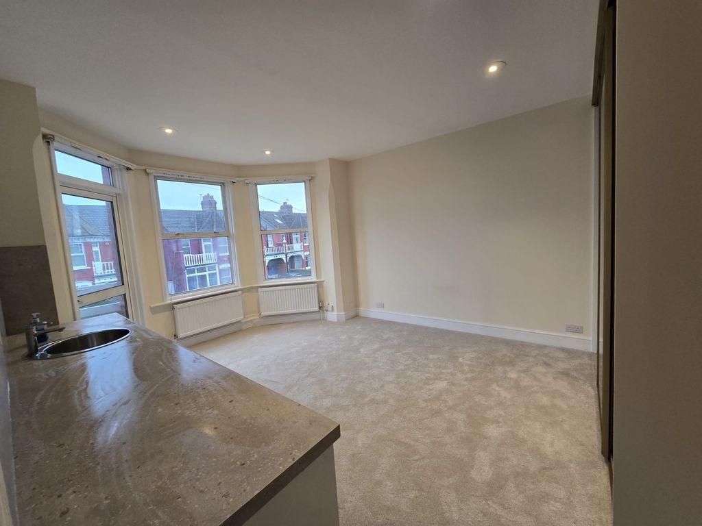 Property photo 3 of 6 Gallery