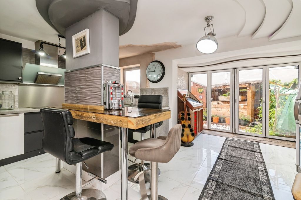 Property photo 3 of 17 Photo