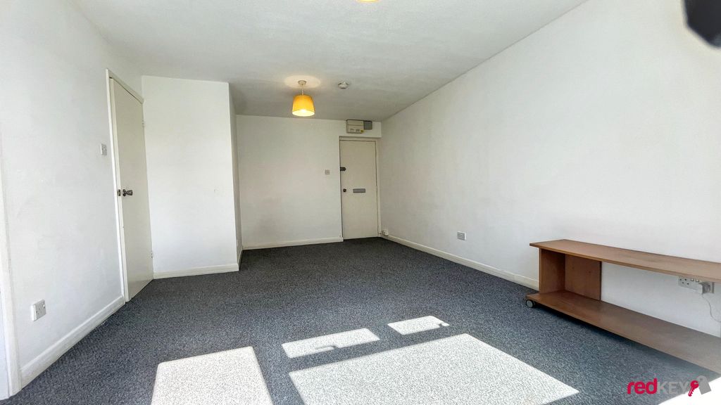 Property photo 3 of 8 Lounge