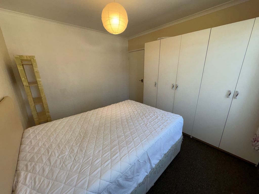 Property photo 3 of 6 7Willowcourtbed1