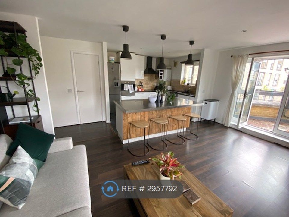 Property photo 2 of 15 Spacious Living Room