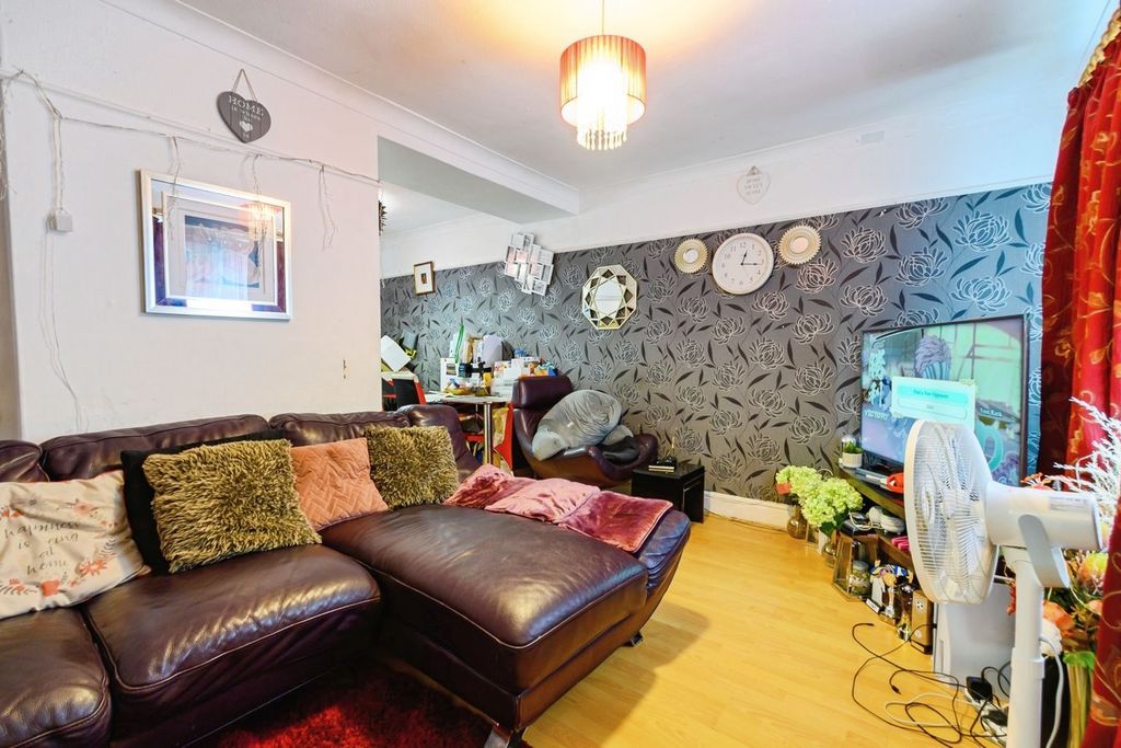 Property photo 2 of 17