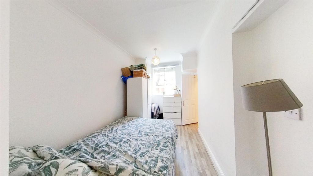 Property photo 2 of 5 Oakfield-Court-N8-09112021_180728.Jpg