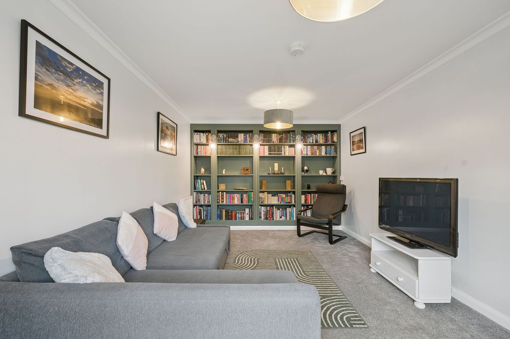 Property photo 3 of 33 Lounge