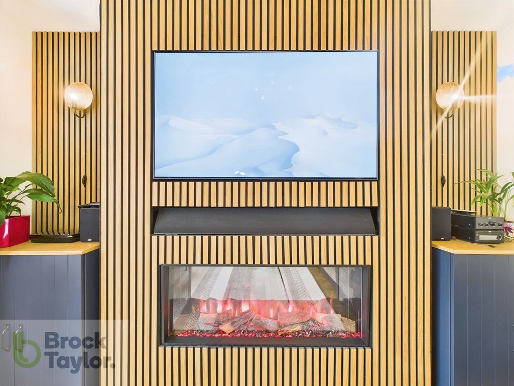 Property photo 3 of 19 Feature Wall