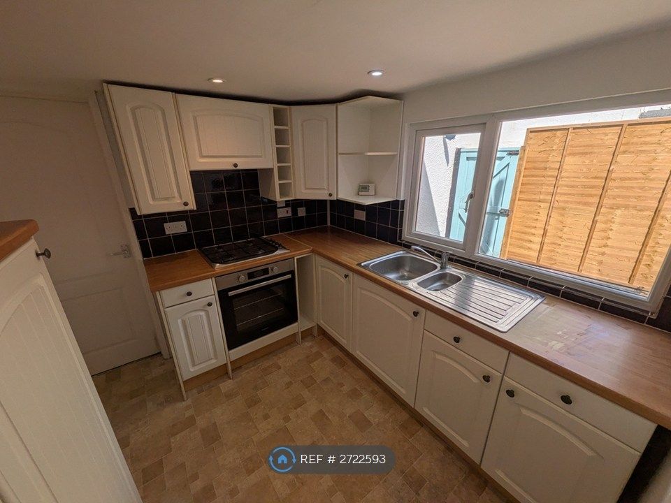Property photo 3 of 11 Kitchen