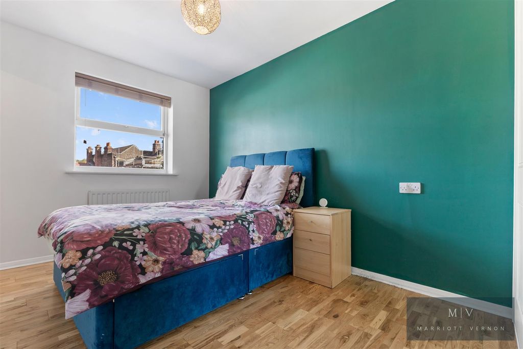 Property photo 3 of 16 Whitstable Place 55 MV-16.Jpg