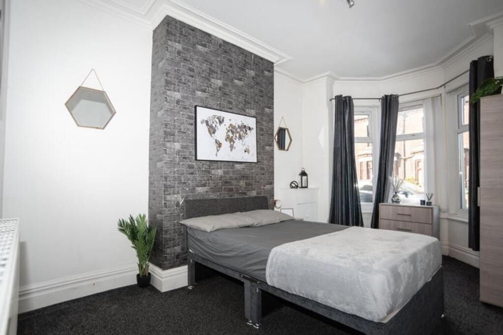 Property photo 3 of 12 This Charming Double Bedroom Features A Stylish De...
