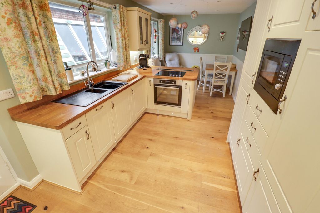 Property photo 2 of 19 Kitchen