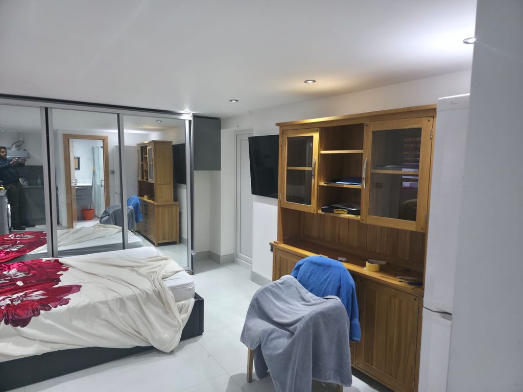 Property photo 1 of 9 Well Presented Studio Flat. Rent Inclusive Of Bills