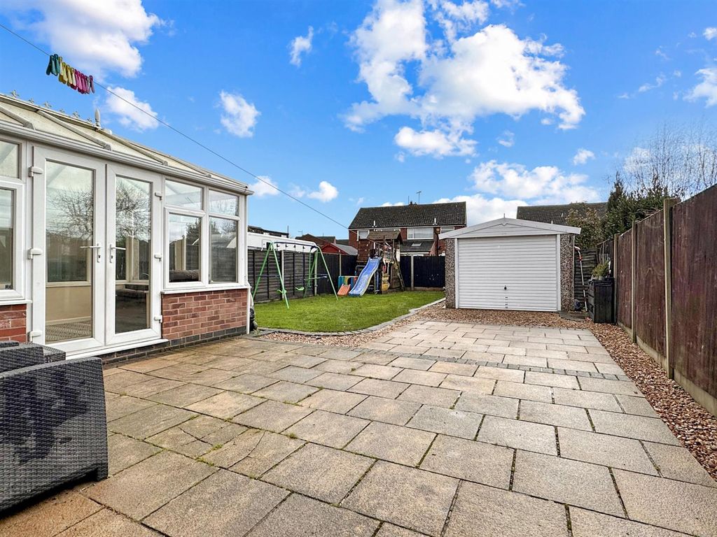 Property photo 3 of 17 Generous Garden &amp; Garage 654