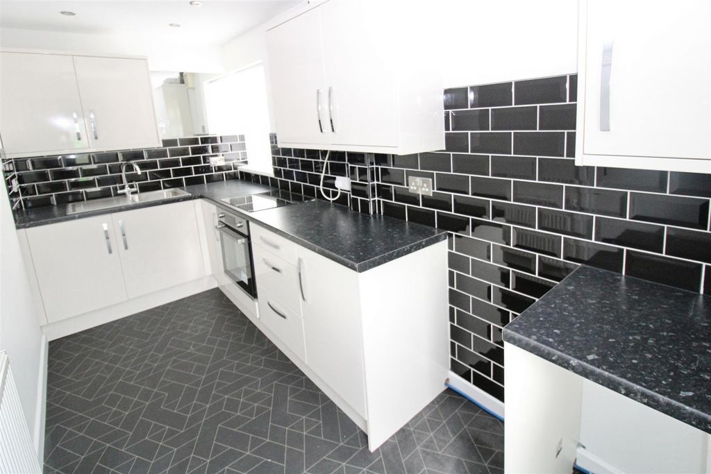 Property photo 2 of 11 Kitchen