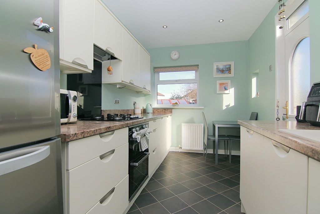 Property photo 3 of 18 Kitchen