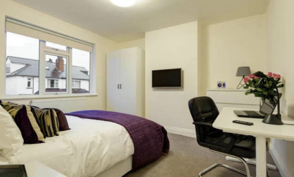 Property photo 3 of 9 Well-Presented Double Bedroom With A Comfortable B...
