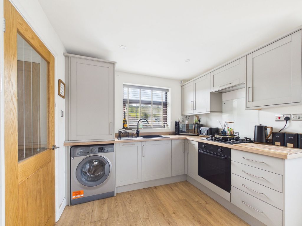 Property photo 3 of 17 Kitchen