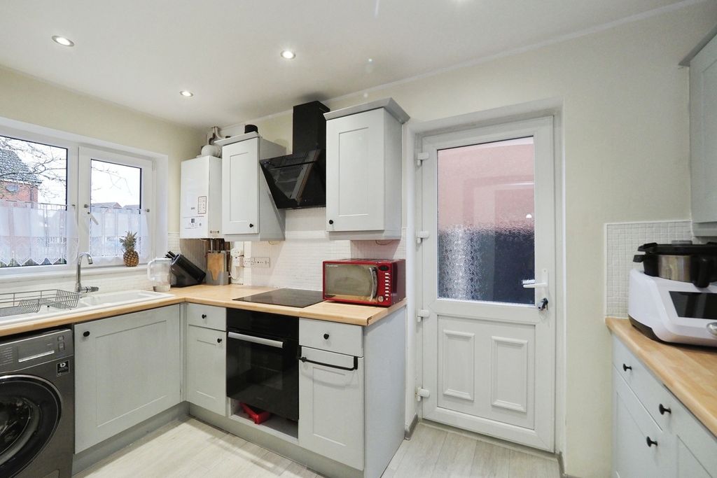 Property photo 3 of 20 Kitchen