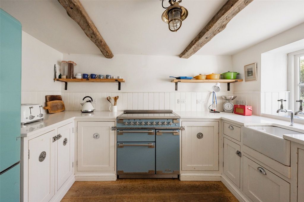 Property photo 3 of 18 Kitchen