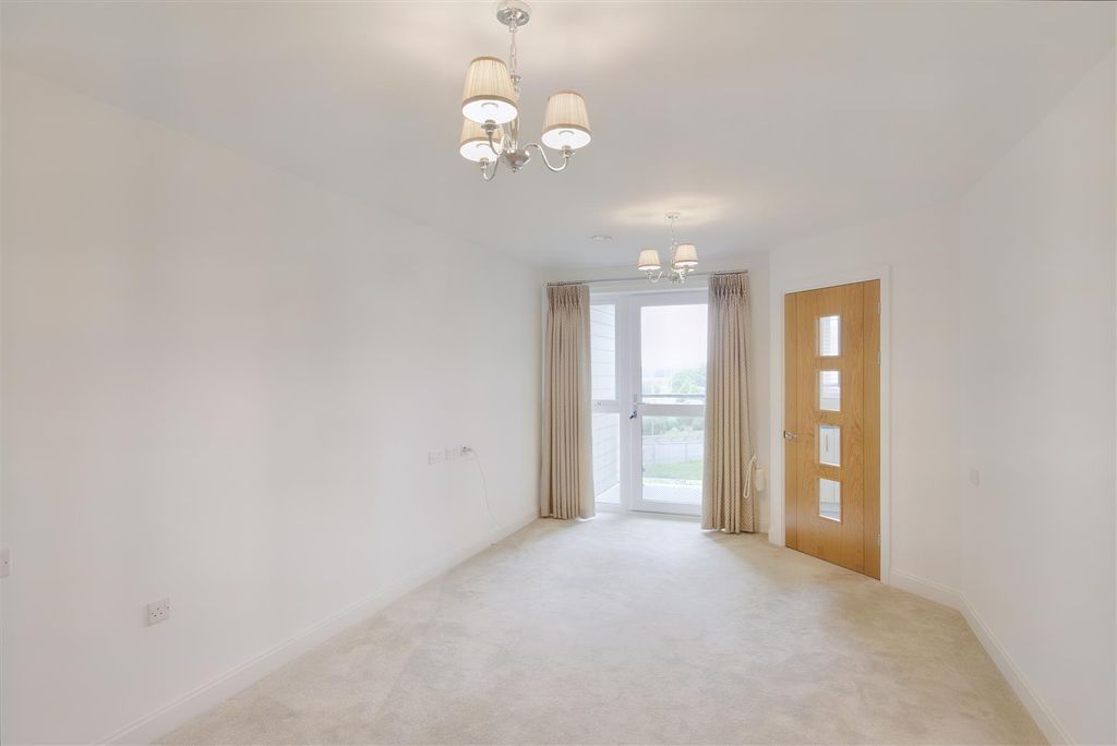 Property photo 2 of 14 8553606-Interior02.Jpg