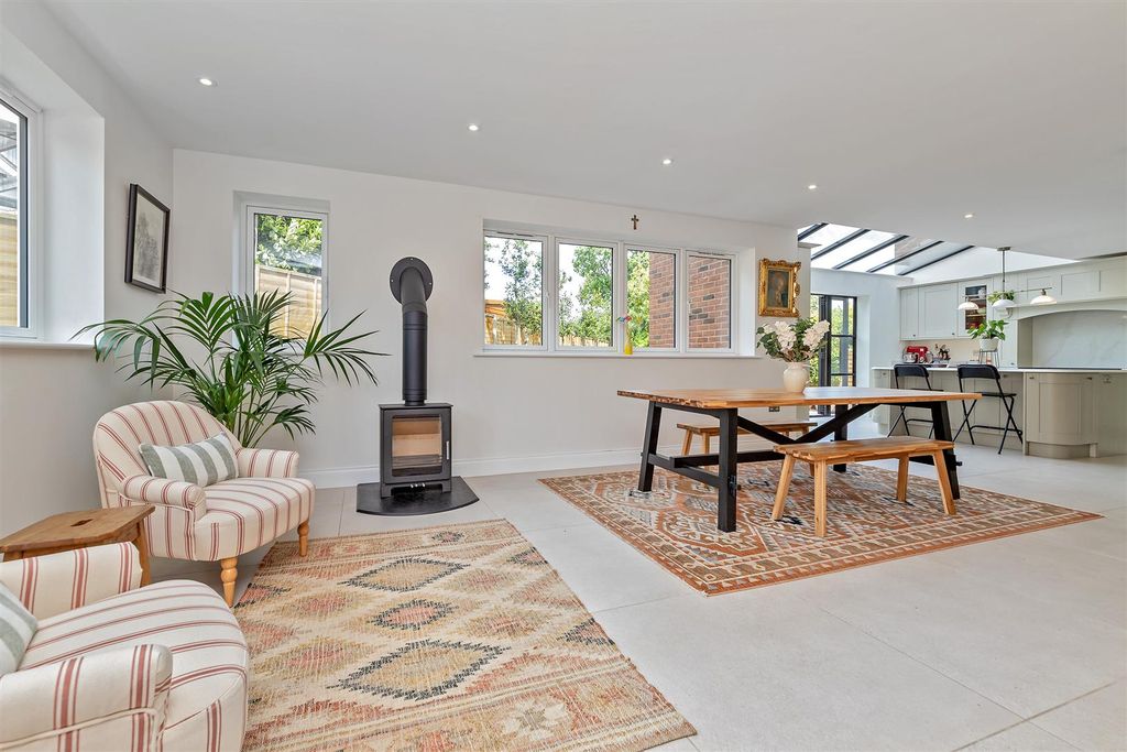 Property photo 2 of 34 Breakspearinternals-16.Jpg