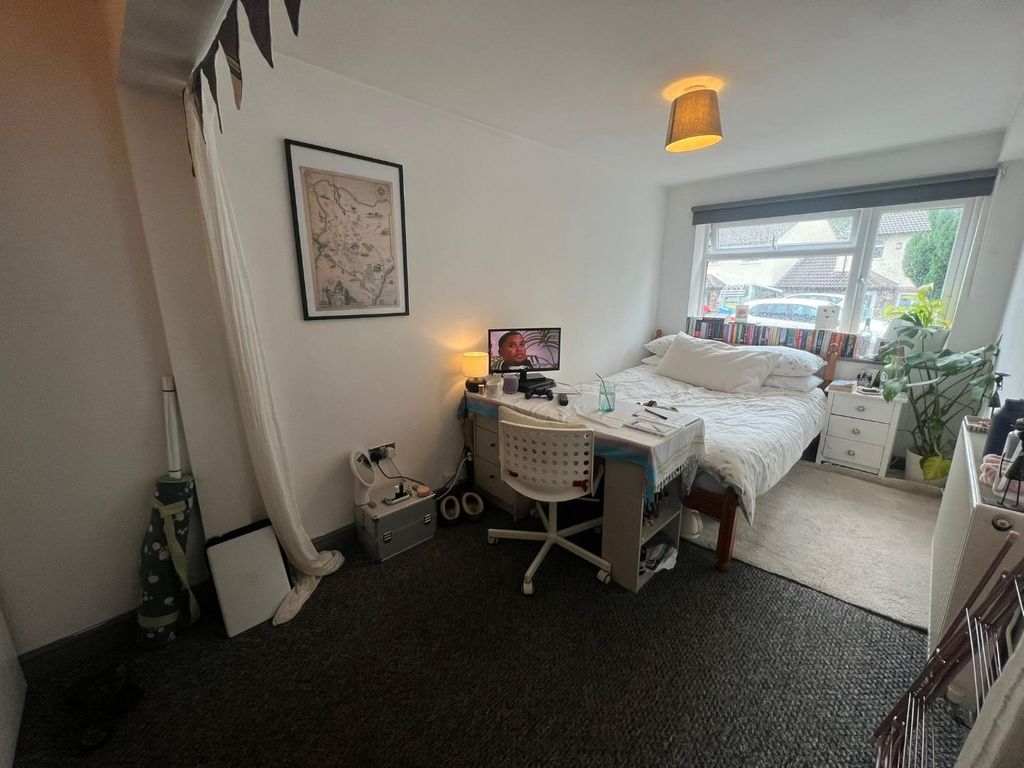 Property photo 3 of 10 Bedroom 1.Jpeg