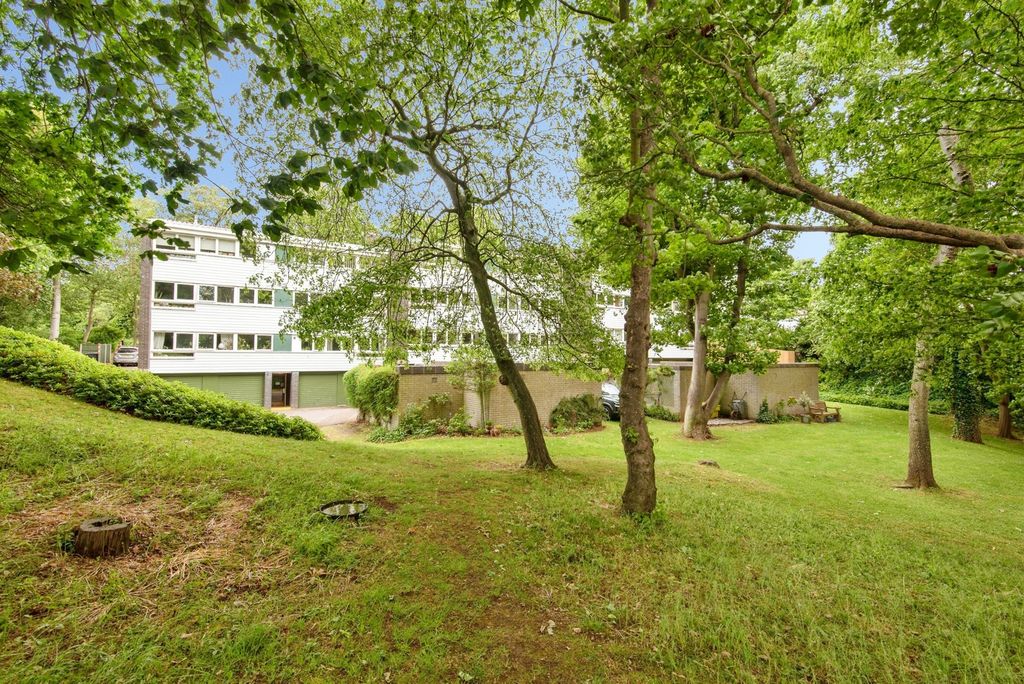 Property photo 2 of 22 Communal Gardens