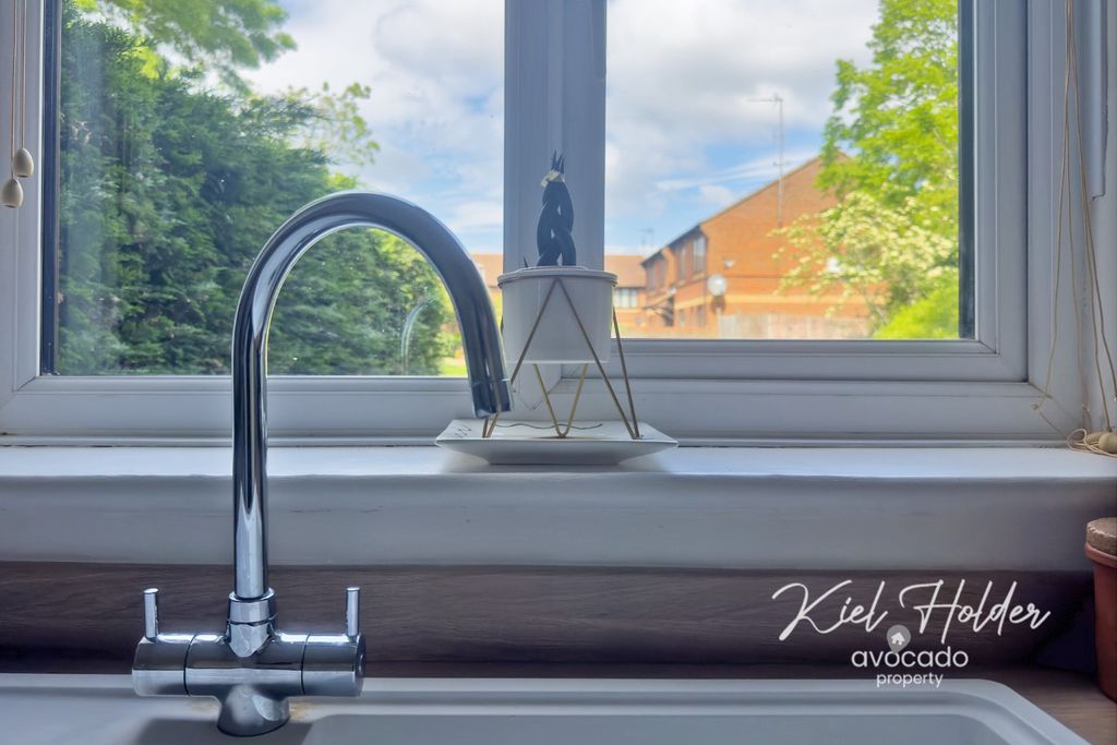 Property photo 3 of 17 4984073