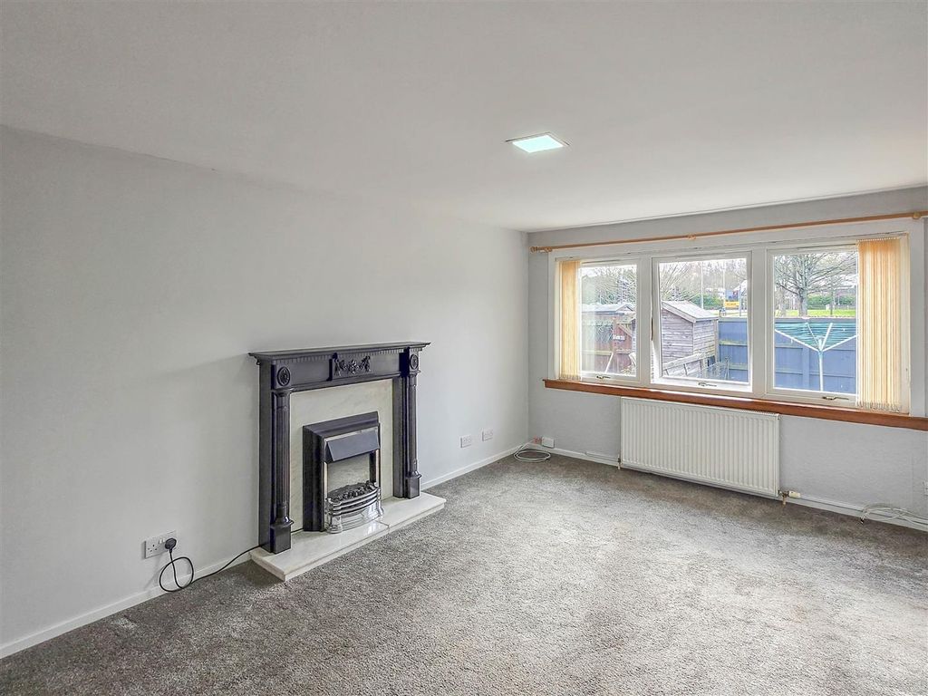 Property photo 2 of 16 Lounge