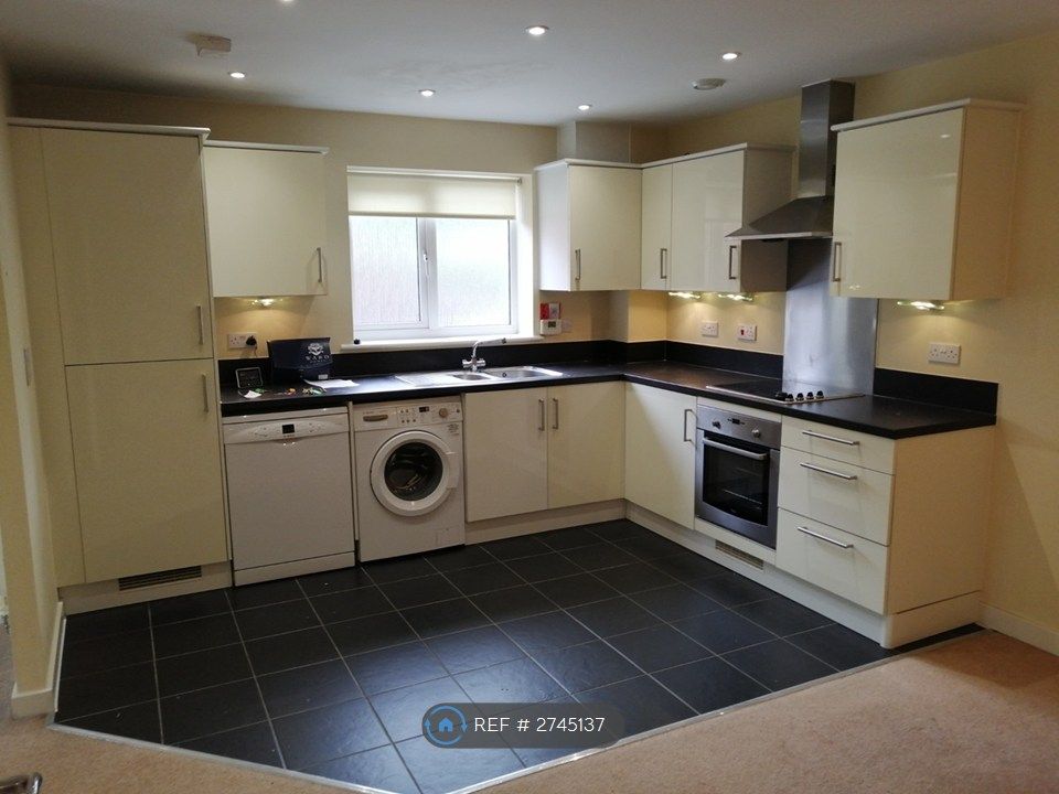 Property photo 3 of 14 Modern Fitted Kitchen