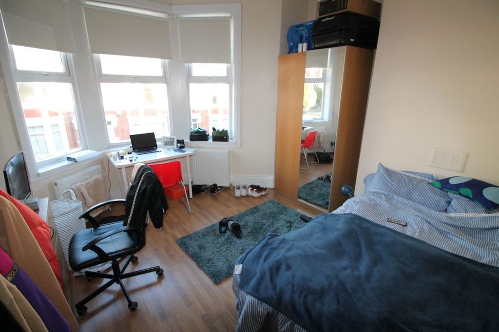 Property photo 2 of 10 This Inviting Double Bedroom Features Ample Natura...