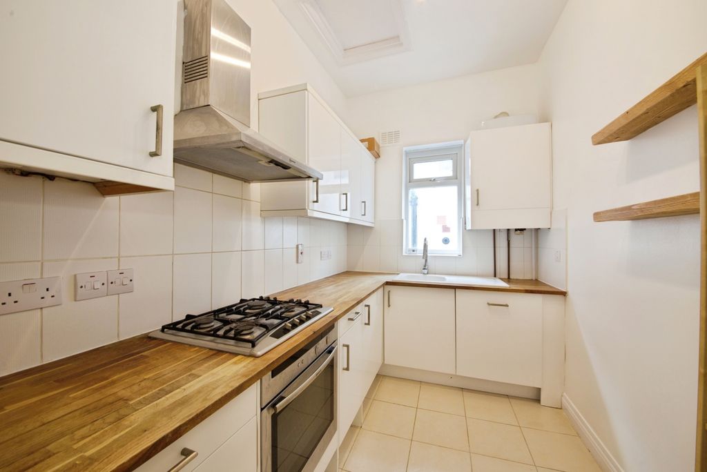 Property photo 3 of 19 Kitchen
