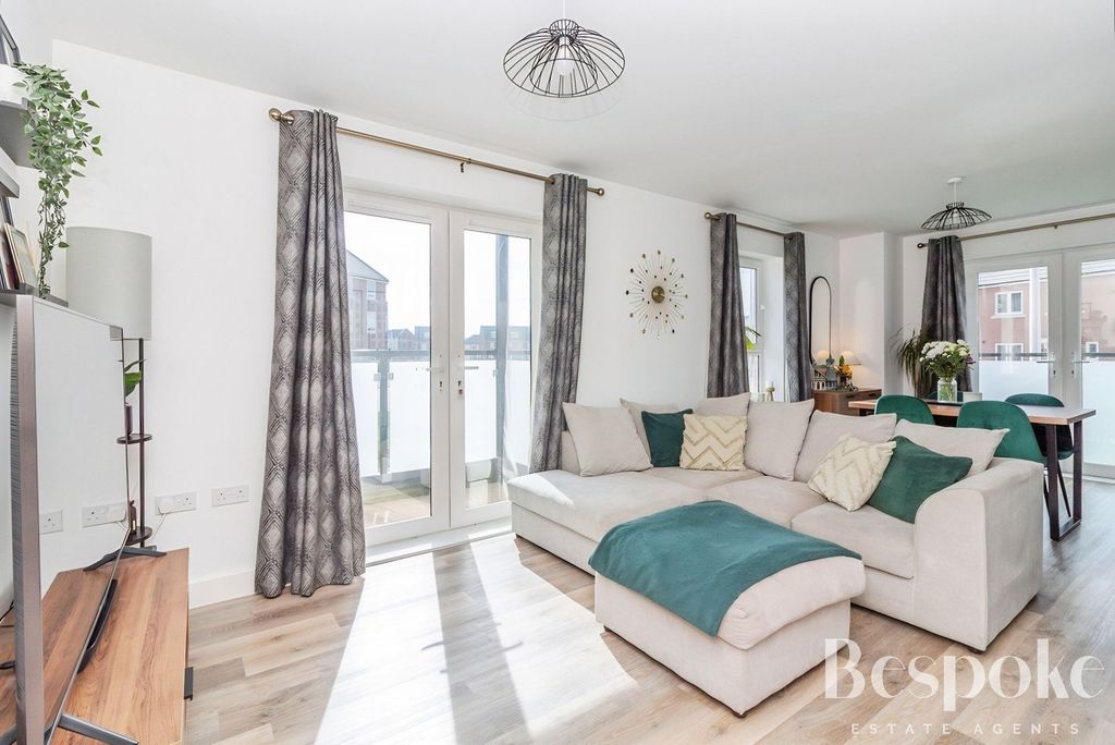 Property photo 3 of 31 Living Room