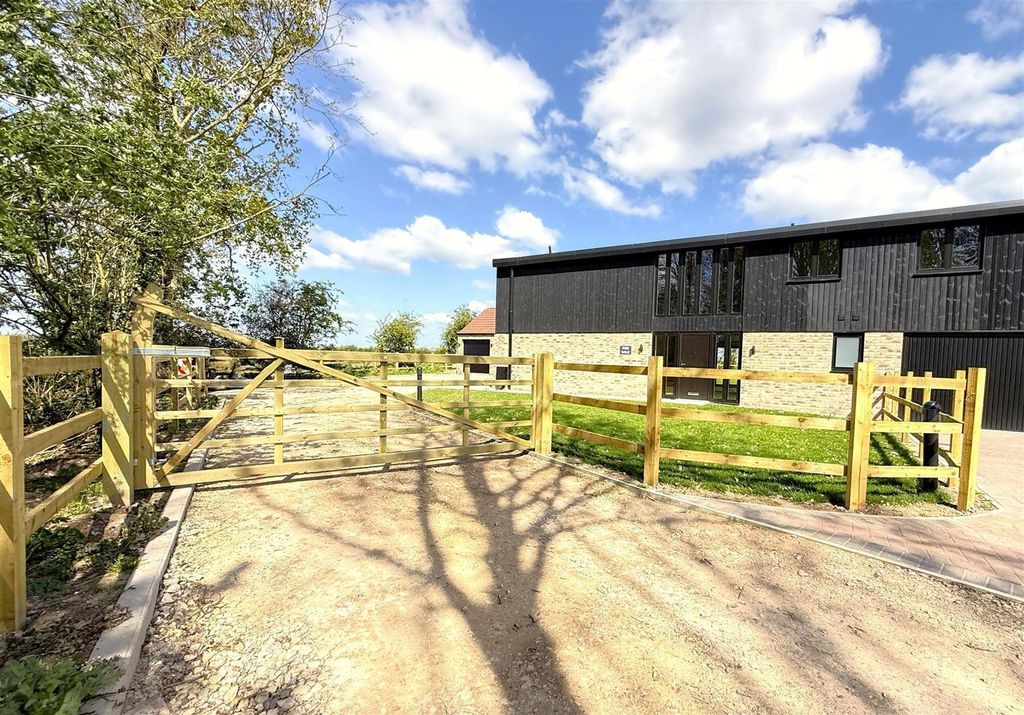 Property photo 1 of 20 14 Monks Place.Jpg