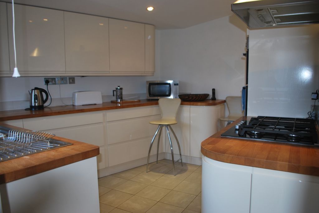 Property photo 3 of 10 Kitchen